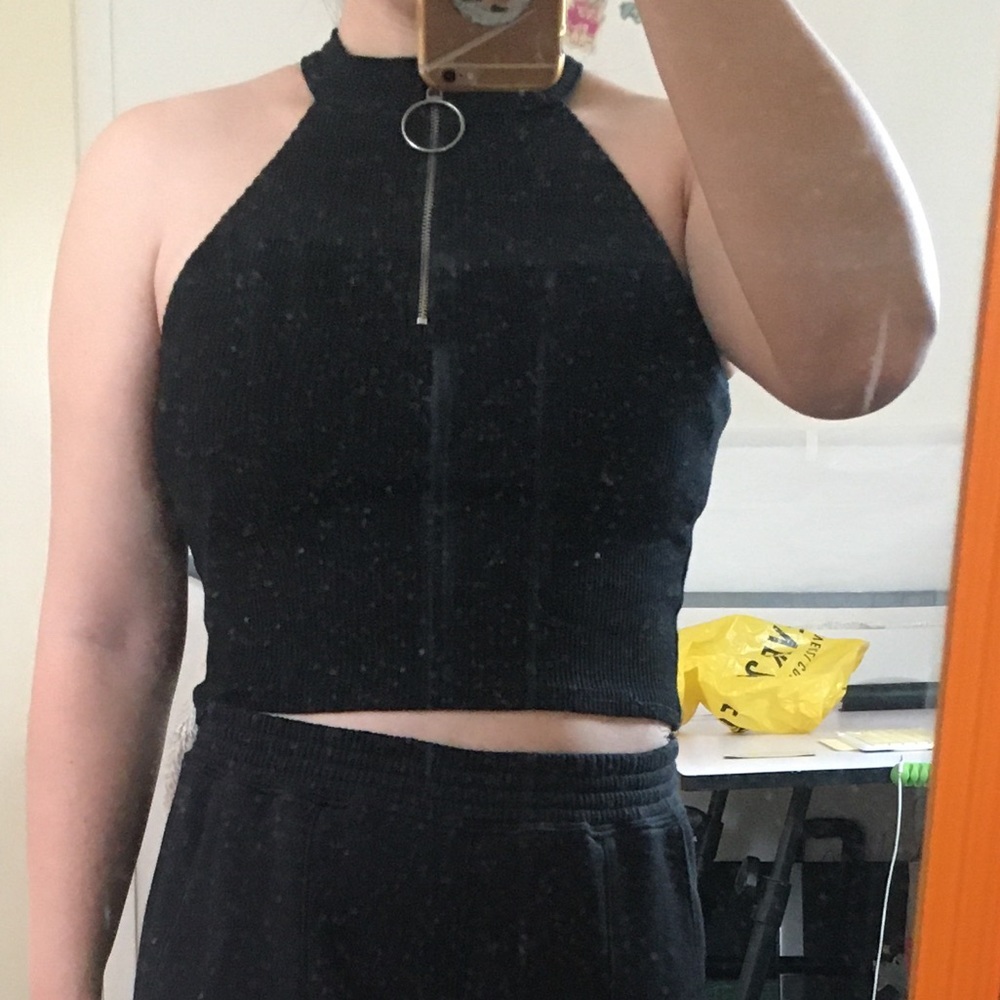 Yesstyle - Cropped Black Ribbed Halter Top with Zipper